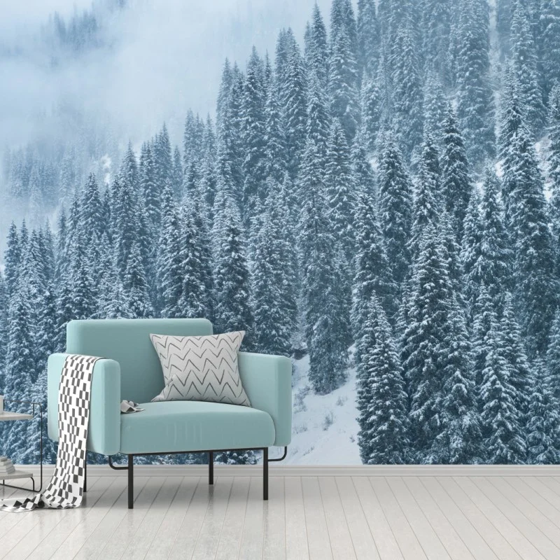 Fotomural bosque de pinos nevados en montaña neblinosa