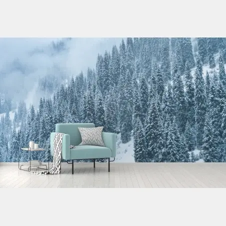 Fotomural bosque de pinos nevados en montaña neblinosa – Pixers®