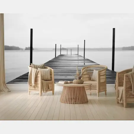 Fotomural muelle tranquilo en lago brumoso – Pixers®