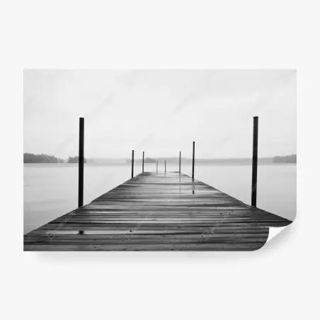 Fotomural muelle tranquilo en lago brumoso – Pixers®