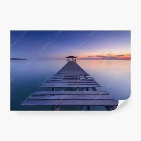 Fotomural muelle al atardecer sobre aguas serenas – Pixers®