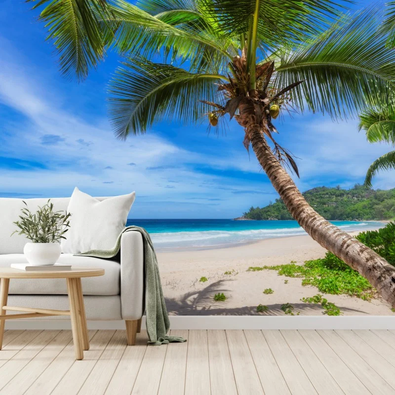 Fotomural escena de playa tropical con palmera inclinada y velero