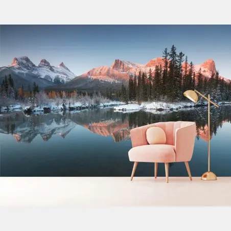 Fotomural amanecer en montañas nevadas con reflejo en lago – Pixers®