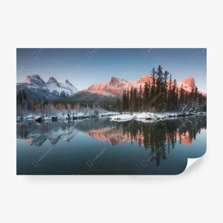 Fotomural amanecer en montañas nevadas con reflejo en lago – Pixers®