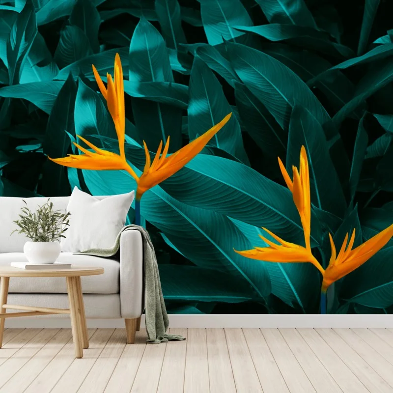 Fotomural flores tropicales ave del paraíso sobre follaje esmeralda