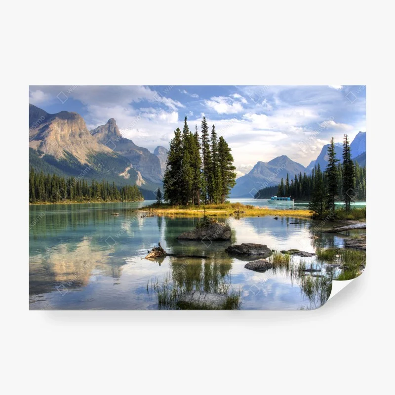 Fotomural lago montañoso con isla de pinos