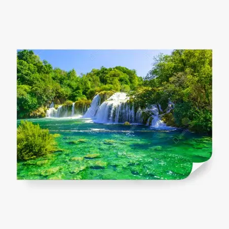 Fotomural cascada esmeralda en bosque frondoso – Pixers®