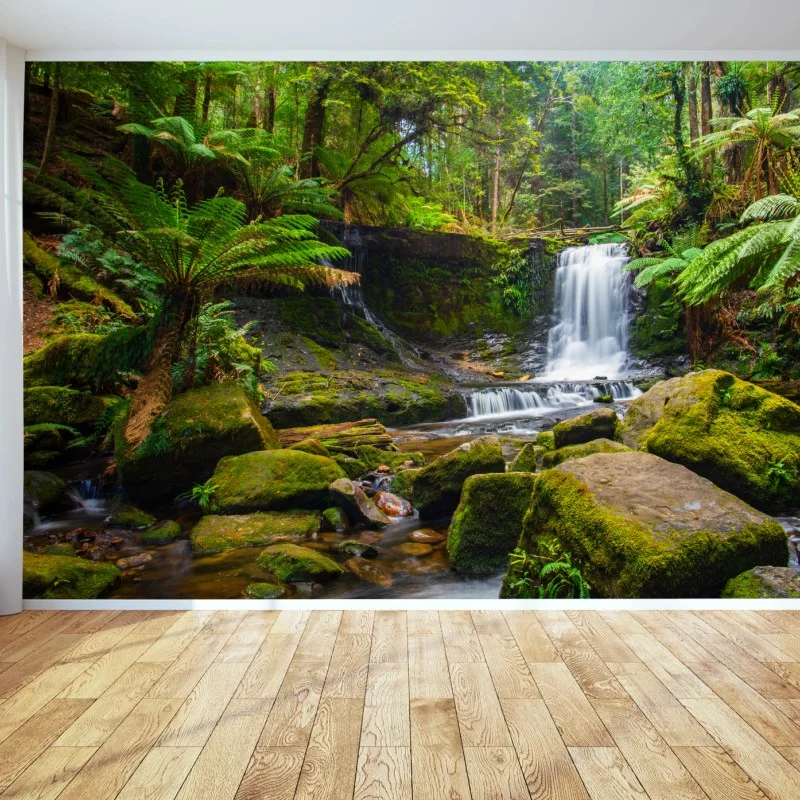 Fotomural refugio de musgo y cascadas en el bosque