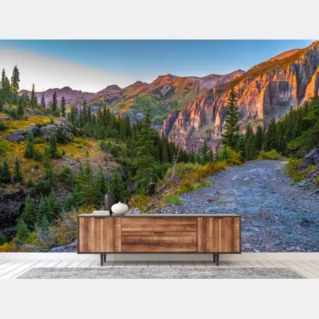 Fotomural sendero montañoso al atardecer entre acantilados – Pixers®