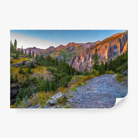 Fotomural sendero montañoso al atardecer entre acantilados – Pixers®