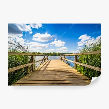 Fotomural muelle de madera hacia el lago bajo cielo azul – Pixers®