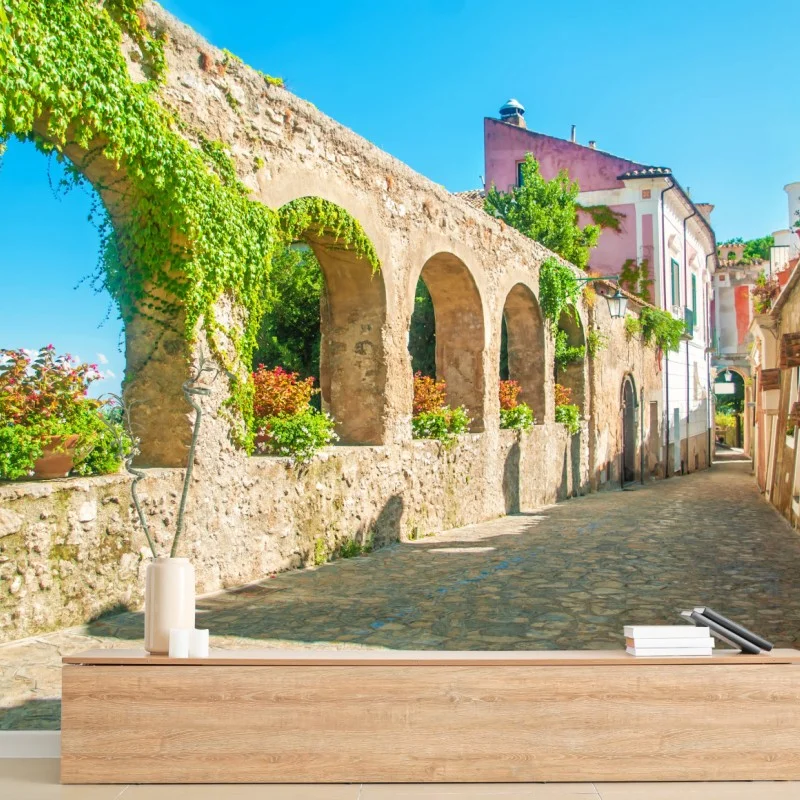 Fotomural encanto de Ravello: calle empedrada con arcos y flores