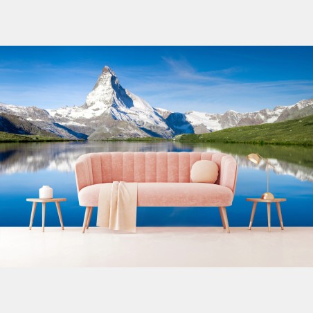 Fotomural reflejo de pico nevado en lago alpino – Pixers®
