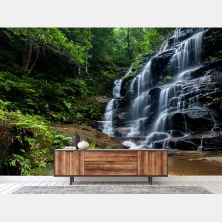 Fotomural paisaje de cascada en bosque verde – Pixers®