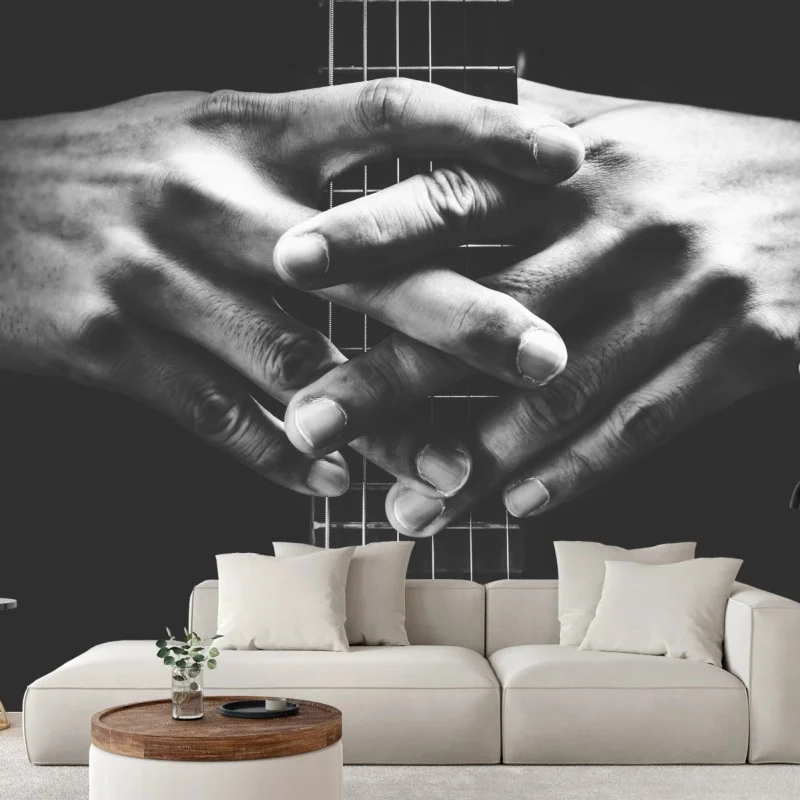 Fotomural manos entrelazadas sobre el mástil de la guitarra