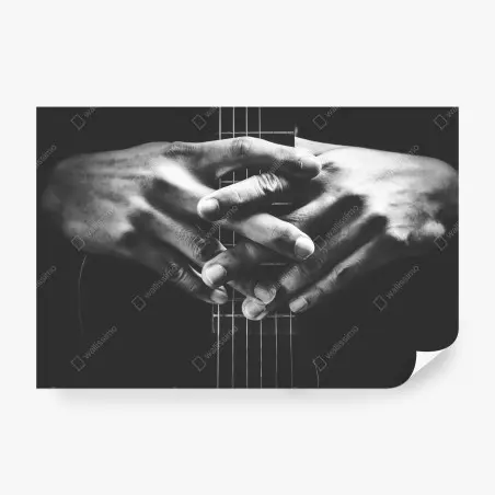 Fotomural manos entrelazadas sobre el mástil de la guitarra – Pixers®