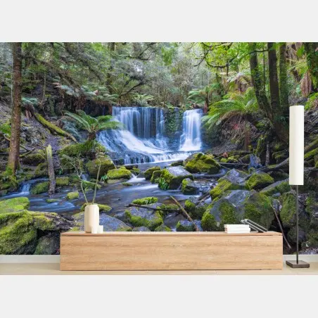 Fotomural cascada serena en bosque musgoso – Pixers®