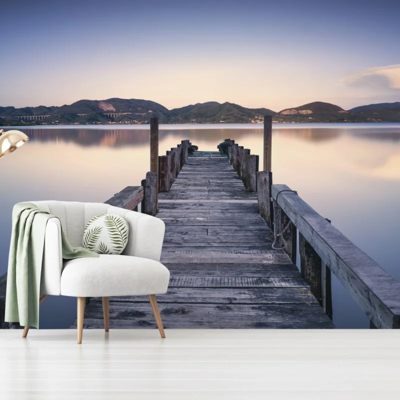 Fotomural muelle de madera sobre el lago en Versilia, Toscana