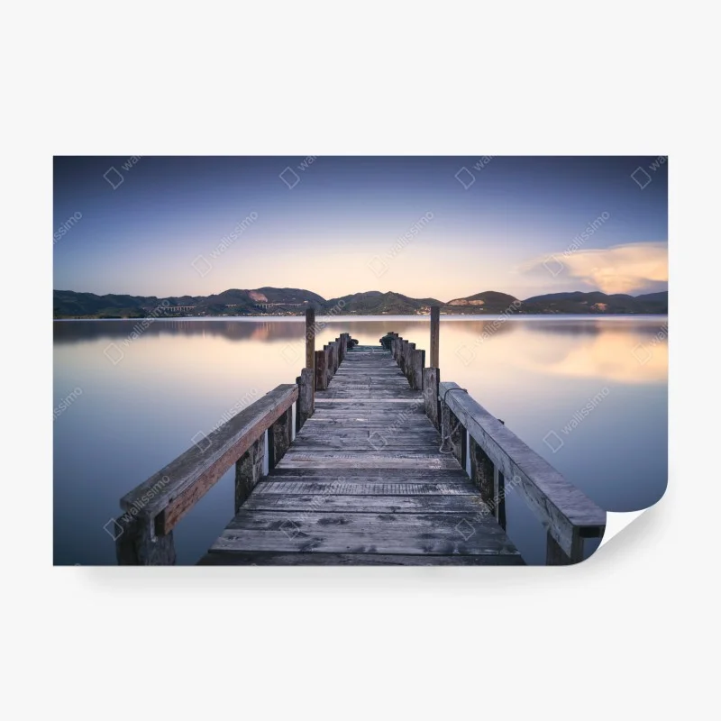Fotomural muelle de madera sobre el lago en Versilia, Toscana