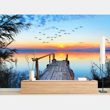 Fotomural muelle al amanecer sobre aguas tranquilas – Pixers®
