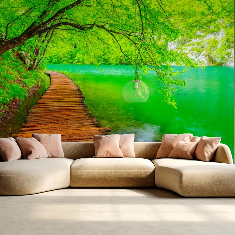 Fotomural sendero de madera junto al lago en bosque verde