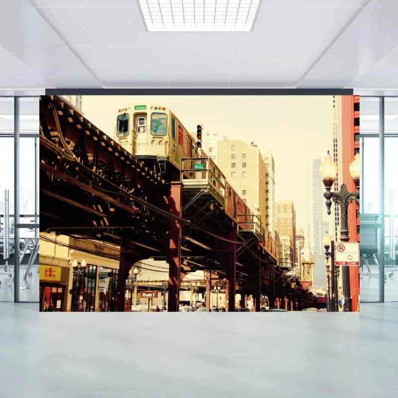 Fotomural vibrante escena urbana con tren elevado en Chicago