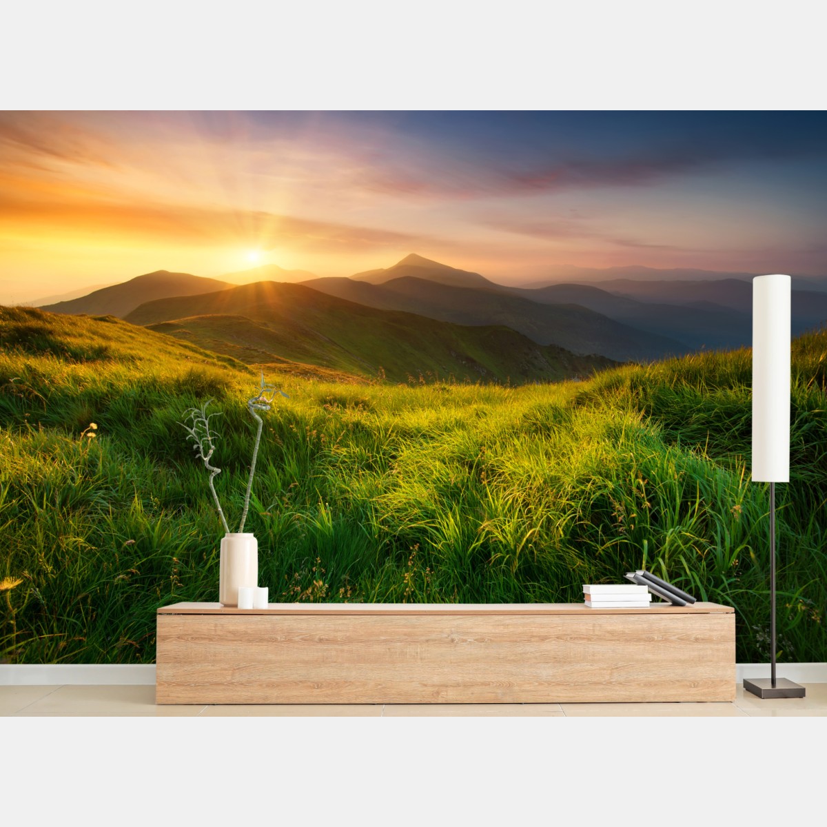 Fotomural amanecer dorado en el valle montañoso – Pixers®