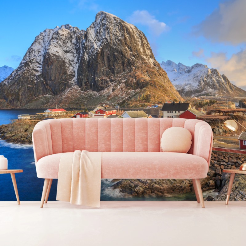 Fotomural pueblo costero en Noruega entre montañas nevadas