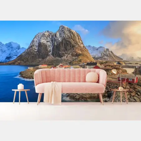 Fotomural pueblo costero en Noruega entre montañas nevadas – Pixers®
