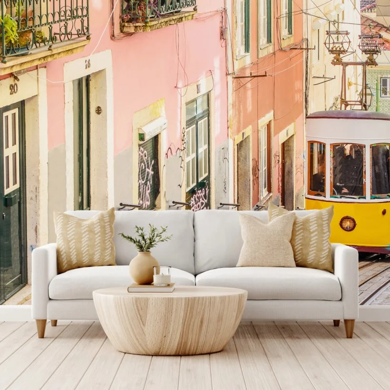 Fotomural tranvía amarillo en Lisboa entre casas coloridas