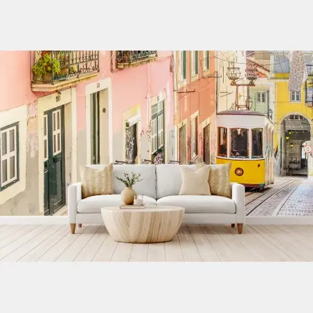 Fotomural tranvía amarillo en Lisboa entre casas coloridas – Pixers®