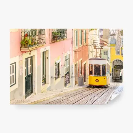 Fotomural tranvía amarillo en Lisboa entre casas coloridas – Pixers®