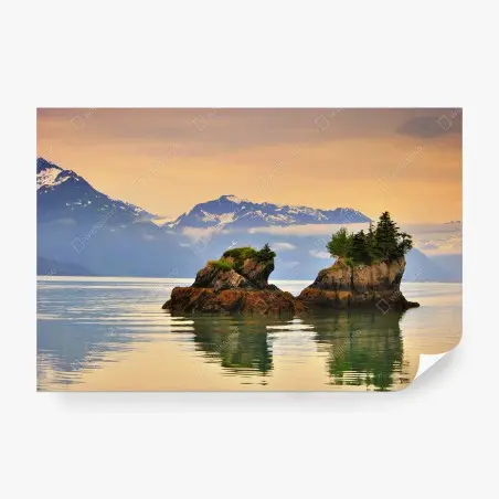 Fotomural islote solitario entre montañas nevadas – Pixers®