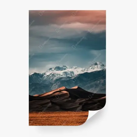 Fotomural dunas doradas frente a montañas nevadas – Pixers®