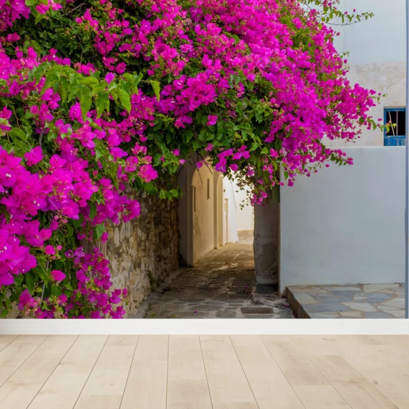 Fotomural callejón en Naousa, Paros con buganvillas fucsias