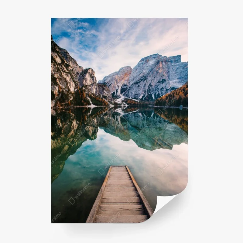 Fotomural muelle hacia el lago reflejado entre montañas
