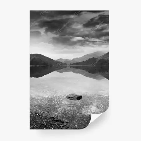 Fotomural reflejo sereno en lago de montaña – Pixers®