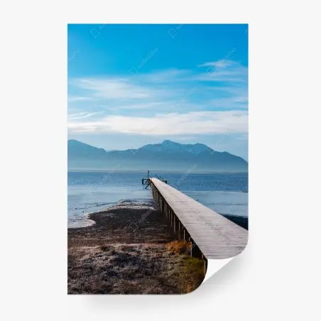 Fotomural muelle hacia montañas nevadas – Pixers®