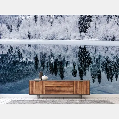Fotomural serenidad invernal: bosque nevado reflejado – Pixers®