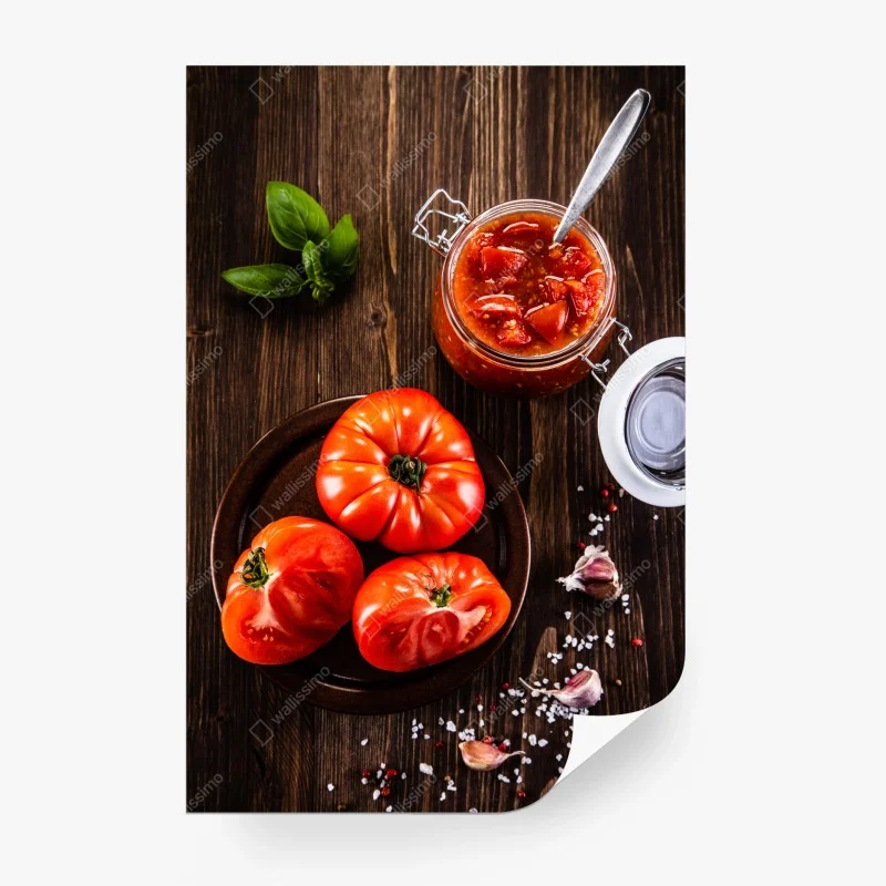 Fotomural tomates maduros y salsa casera sobre madera rústica