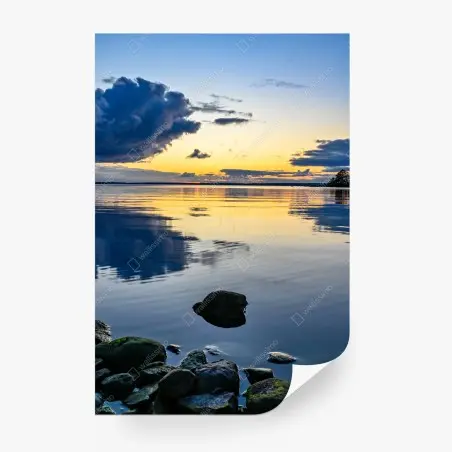 Fotomural atardecer reflejado en aguas tranquilas – Pixers®