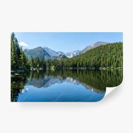 Fotomural lago de montaña con reflejo y bosques de pinos – Pixers®