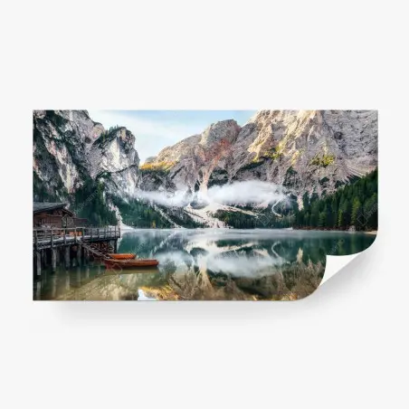 Fotomural lago alpino con barcas y reflejo sereno – Pixers®