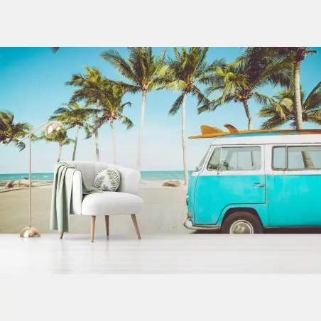 Fotomural escena retro en la playa con furgoneta y tabla de surf – Pixers®