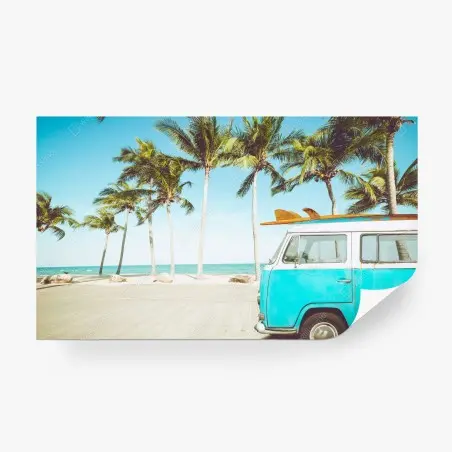 Fotomural escena retro en la playa con furgoneta y tabla de surf – Pixers®