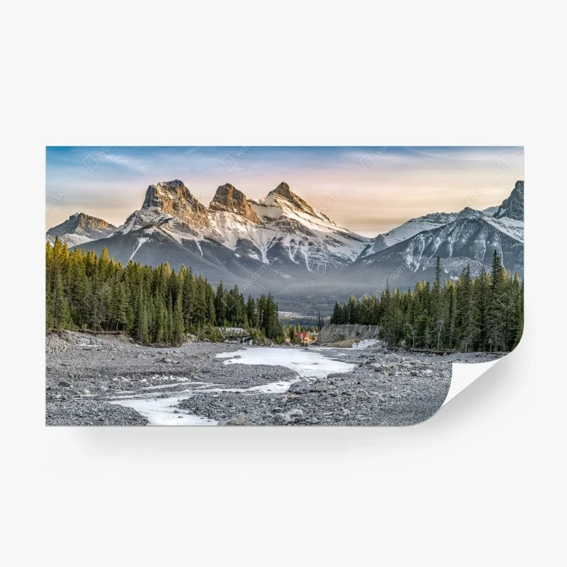 Fotomural amanecer en las montañas nevadas con cabaña en el valle