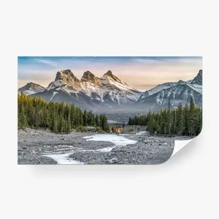 Fotomural amanecer en las montañas nevadas con cabaña en el valle – Pixers®