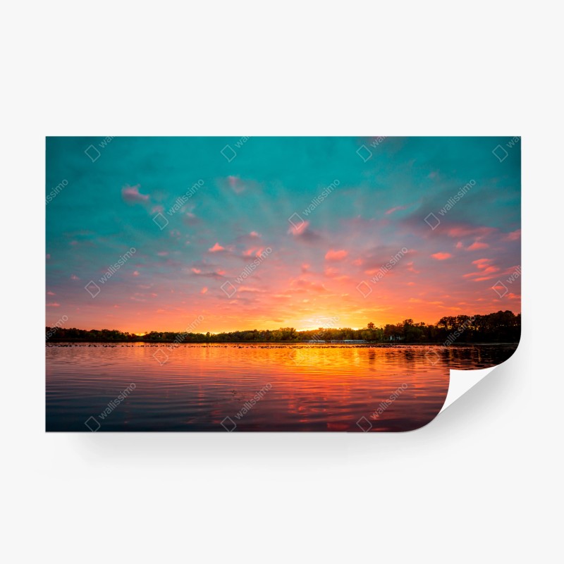 Fotomural atardecer sobre el lago en tonos vibrantes