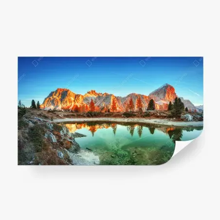 Fotomural amanecer en montañas rocosas con reflejo en lago – Pixers®