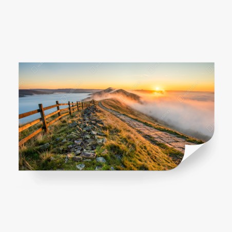 Fotomural amanecer en la cresta neblinosa – Pixers®